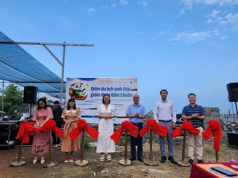 Launch of the plastic-reduced tourism site at Chuon Lagoon in Phu An commune, Phu Vang district, organized by Hue’s Department of Tourism and the project “Hue – A plastic-reducing city in central Vietnam” (May 28, 2025). (Photo: VNA)