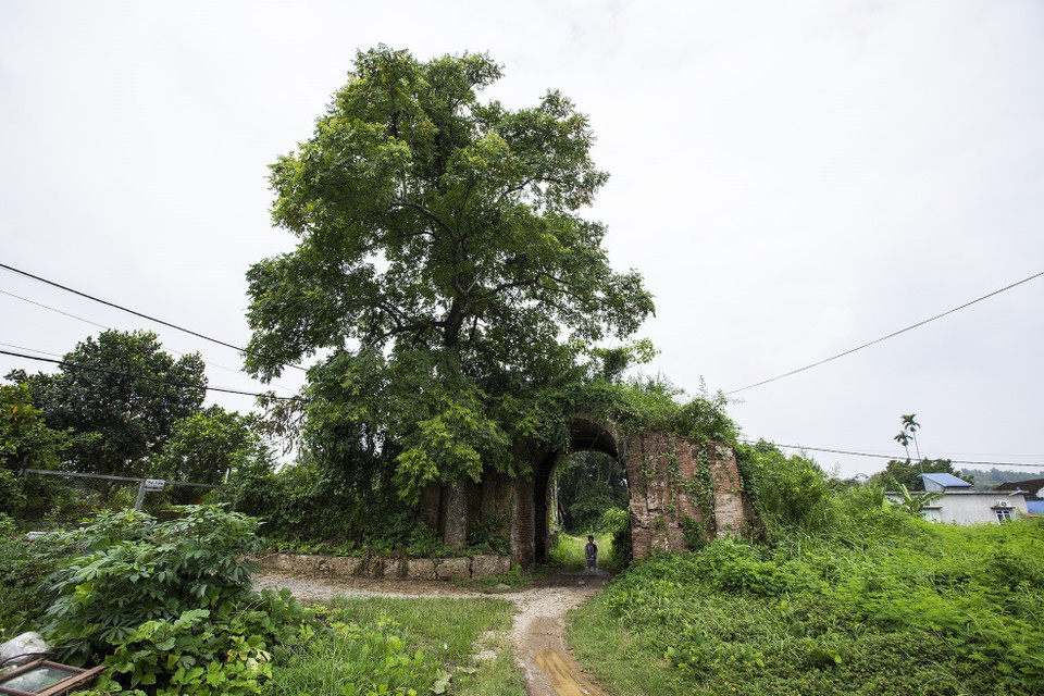 Only the western gate of the “Mac Citadel” remains largely intact, featuring a vaulted structure made of layered Bat bricks. (Photo: VNA)