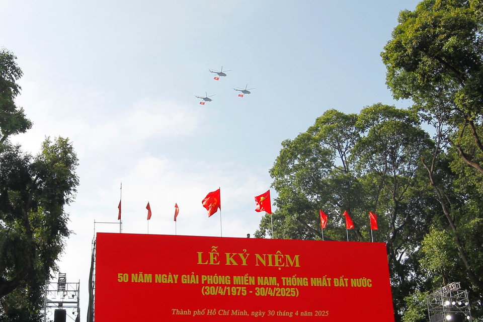 The performance by the Air Defense-Air Force opens the rehearsal for the parade to celebrate the 50th anniversary of the Liberation of the South and National Reunification Day. (Photo: VNA)