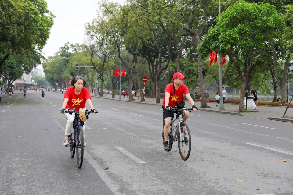 Many people, dressed in outfits featuring the national flag, proudly celebrate 50 years of the liberation of the south and national reunification. (Photo: VNA)