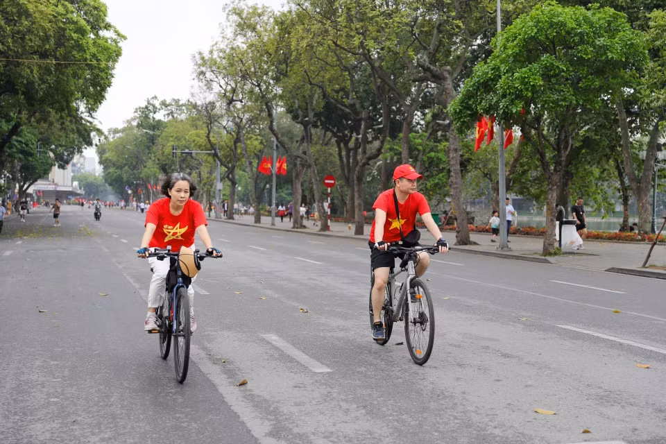 Many people, dressed in outfits featuring the national flag, proudly celebrate 50 years of the liberation of the south and national reunification. (Photo: VNA)