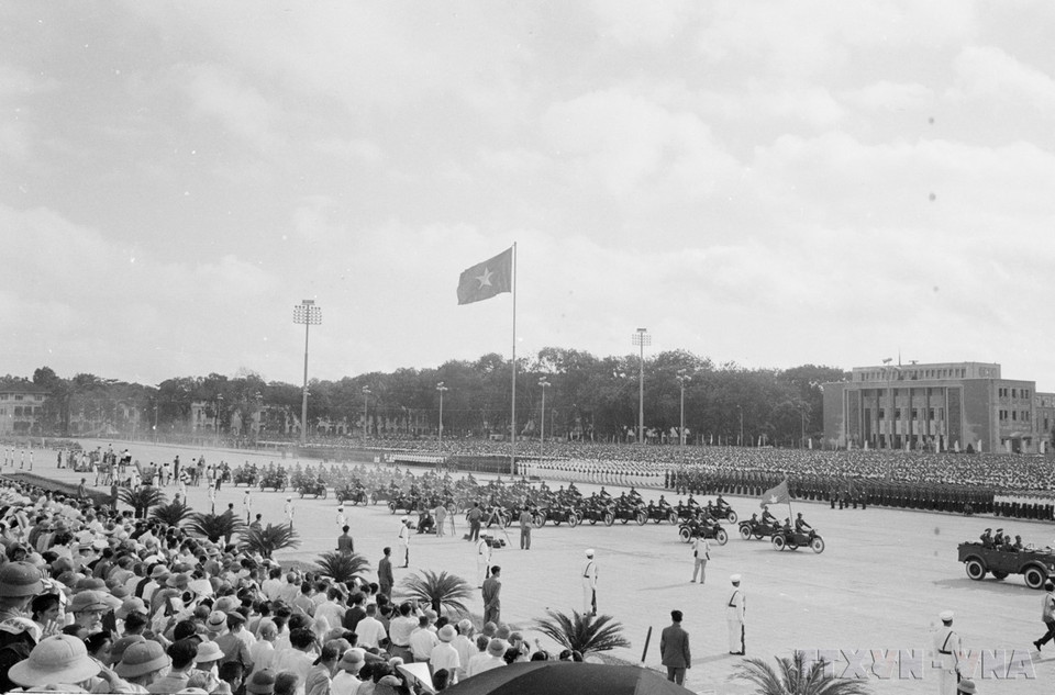 Armed forces and tens of thousands of people join the rally, military parade and march-past to mark the 30th founding anniversary of the Democratic Republic of Vietnam. (VNA Photo)