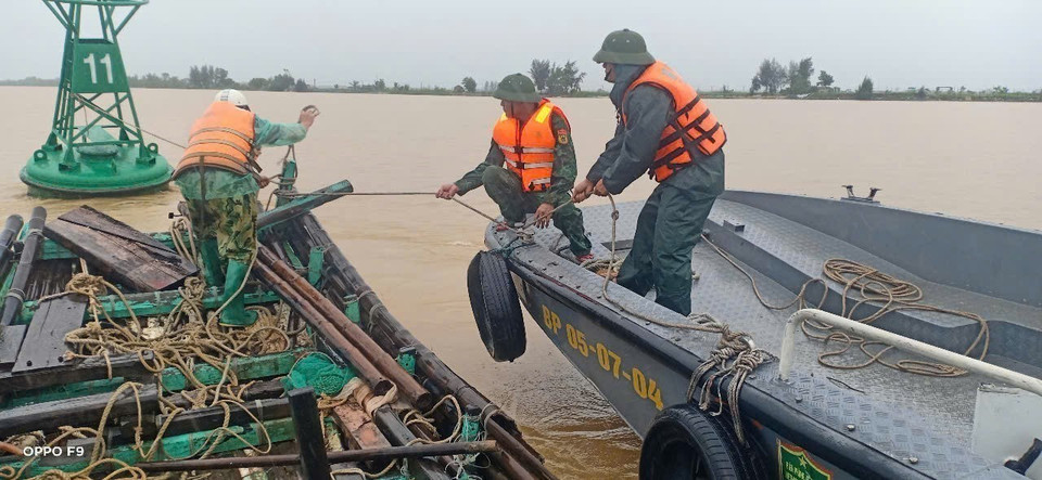 Border Guard Station of Sam Son (Thanh Hoa province) promptly rescued a vessel that had broken down, and brought two fishermen safely ashore. (Photo: VNA)