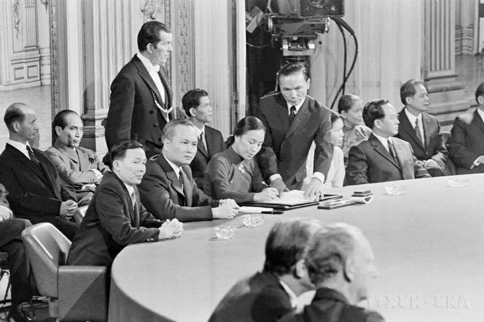 Nguyen Thi Binh, Foreign Minister of the Provisional Revolutionary Government of the Republic of South Vietnam (first row, third from left), signs the Paris agreement on ending the war and restoring peace in Vietnam, January 27, 1973, France. (Photo: VNA Archives)
