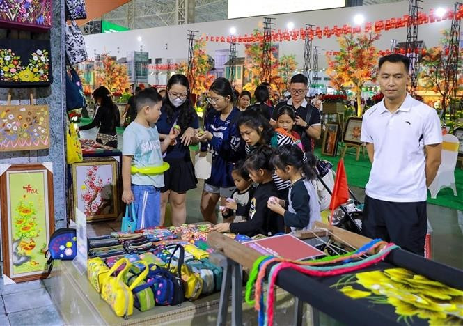 Traditional handicraft booths in the “Essence of Hanoi Autumn” space attract numerous locals and tourists. (Photo: VNA)