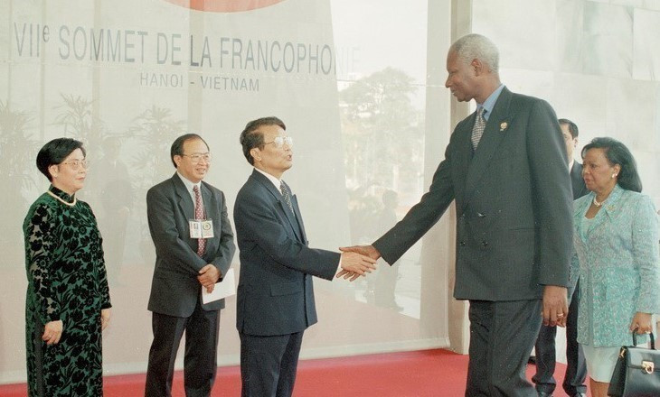 President Tran Duc Luong receives Senegalese President Abdou Diouf during the 7th Francophonie Summit in Hanoi (November 1997). (Photo: VNA)