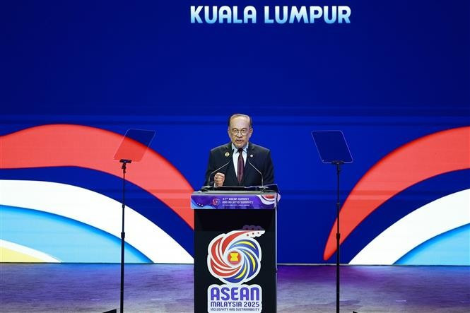 Malaysian Prime Minister Anwar Ibrahim, ASEAN Chair 2025, delivers the opening remarks at the 47th ASEAN Summit and related meetings. (Photo: VNA)
