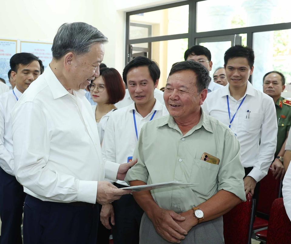 Party General Secretary To Lam speaks with local residents at the Public Administrative Centre of Phuc Thinh Commune. (Photo: VNA)