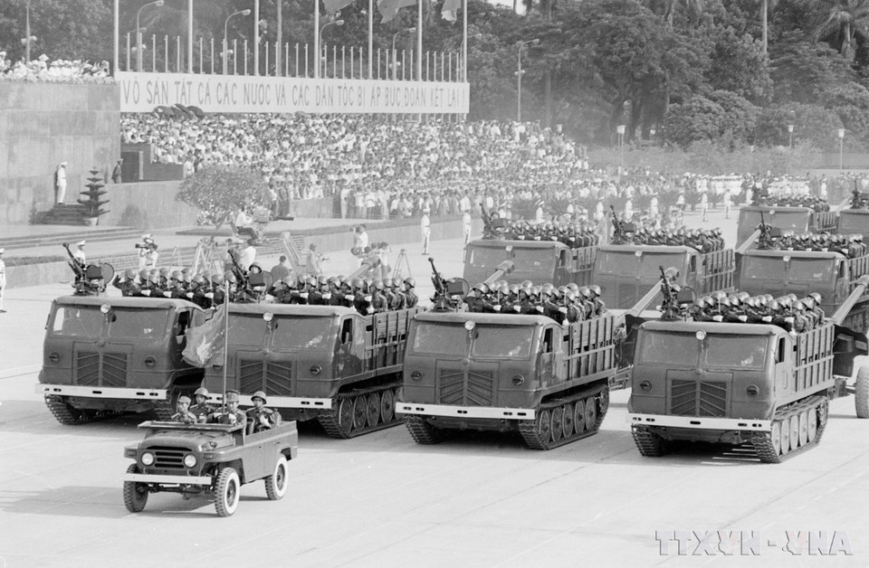 Units of the Vietnam People’s Army marching past the grandstand. (Photo: VNA)