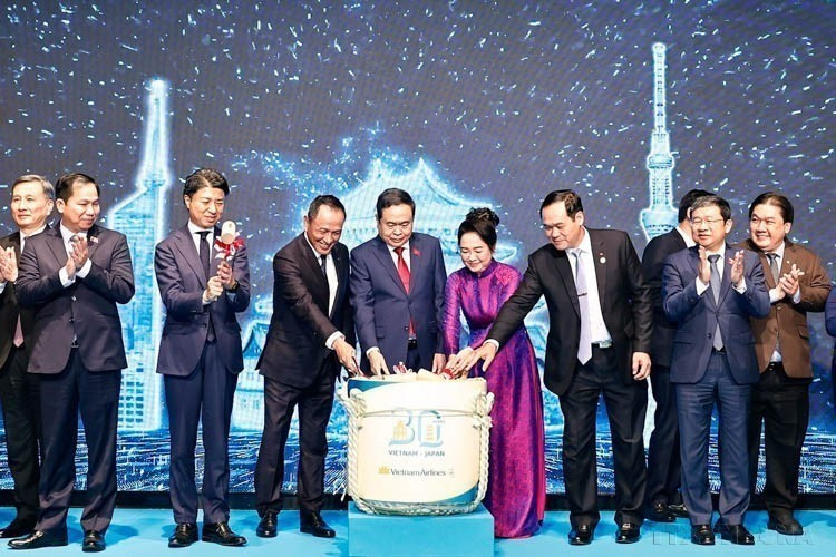 National Assembly Chairman Tran Thanh Man and his spouse, along with delegates, attend the ceremony marking the 30th anniversary of the launch of direct flights between Vietnam and Japan (Tokyo, December 6, 2024). (Photo: VNA)
