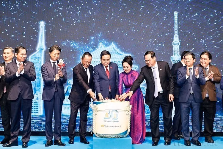 National Assembly Chairman Tran Thanh Man and his spouse, along with delegates, attend the ceremony marking the 30th anniversary of the launch of direct flights between Vietnam and Japan (Tokyo, December 6, 2024). (Photo: VNA)