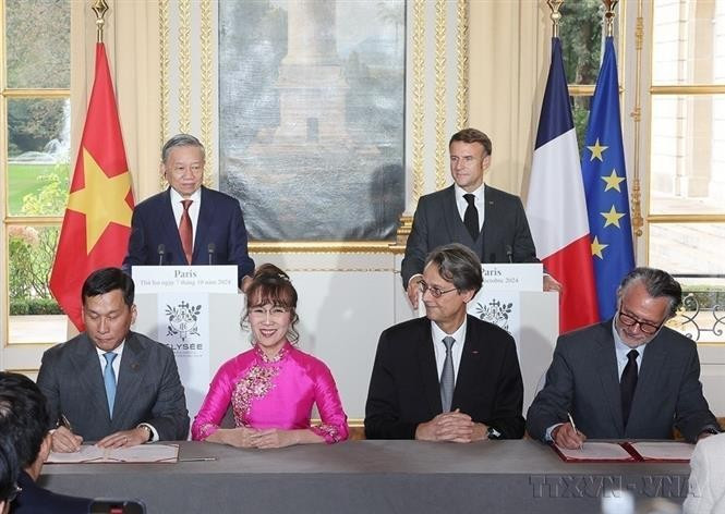 Nguyen Thi Phuong Thao, Chairwoman and CEO of Vietjet Air, with international partners at the signing ceremony for an aircraft engine purchase agreement on October 7, 2024. (Photo: VNA)