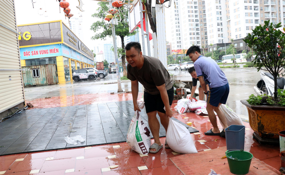 Sandbags are used to reinforce residential doors in Quang Ninh. (Photo: VNA)