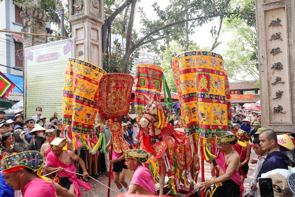 Saint Giong’s horse is led out of the temple. (Photo: VNA)