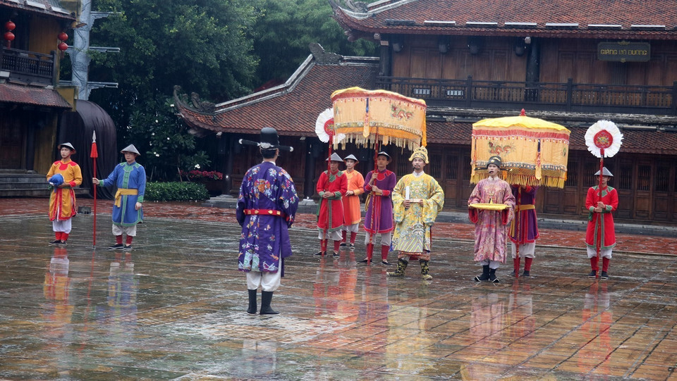 Reenacting the ceremony where the King bestows rewards to those who have passed the feudal period’s exams with the highest results. (Photo: VNA)