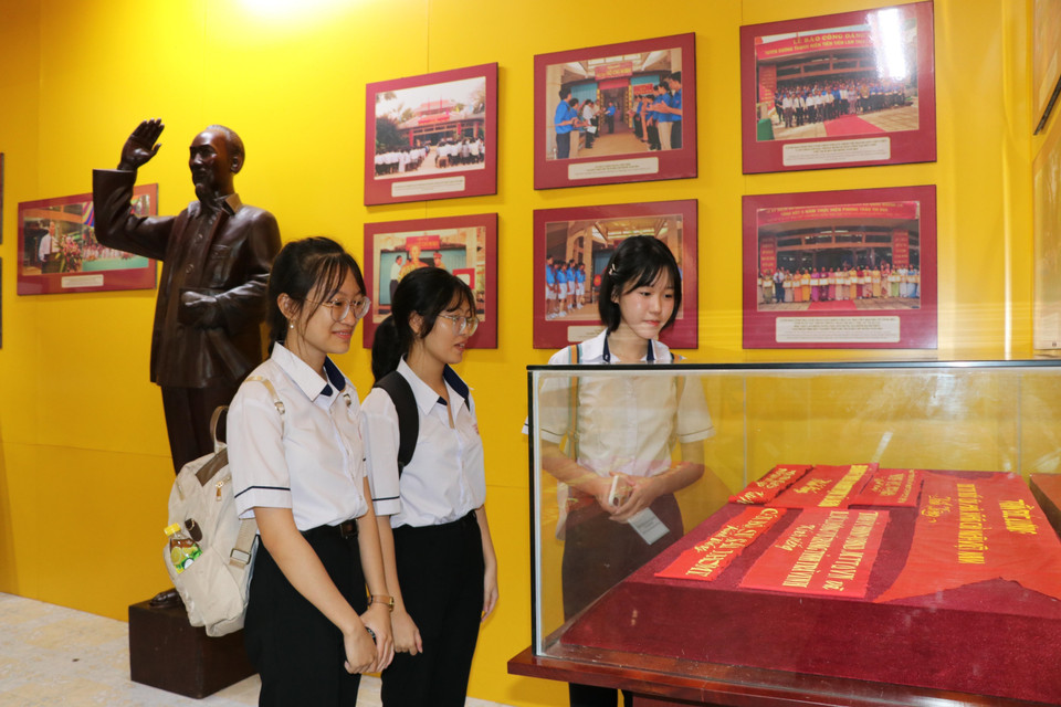 With more than 500 valuable images and artefacts linked to major milestones in President Ho Chi Minh’s revolutionary career, as well as the efforts of local residents and soldiers to build and safeguard the temple, the site offers students insights into his life and local history. (Photo: VNA)