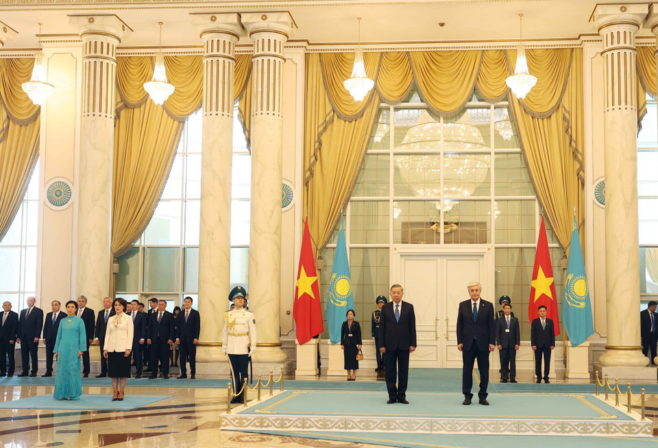 President Kassym-Jomart Tokayev presides over the official welcoming ceremony for General Secretary To Lam and his spouse. (Photo: VNA)