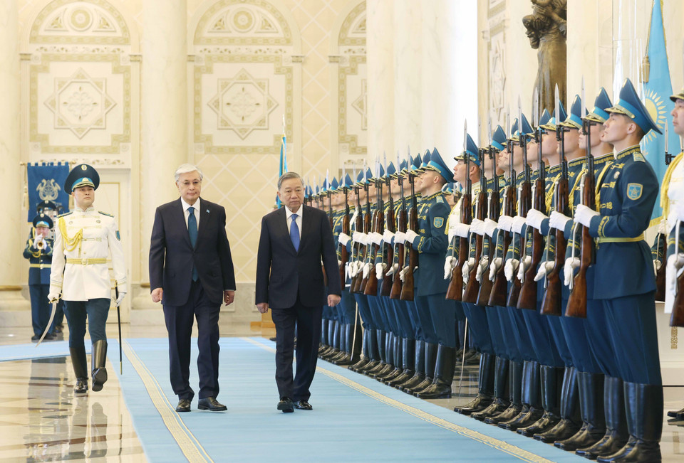 General Secretary To Lam and President Kassym-Jomart Tokayev inspect the honor guard at the welcoming ceremony. (Photo: VNA)