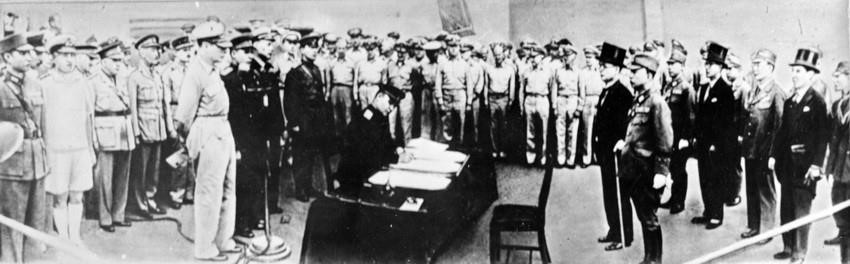 On September 2, 1945, on the US Navy battleship USS Missouri, Japanese Foreign Minister Mamoru Shigemitsu signs the document accepting unconditional surrender to the Soviet Union and the Allies, officially ending World War II. (Photo: International documents/VNA)