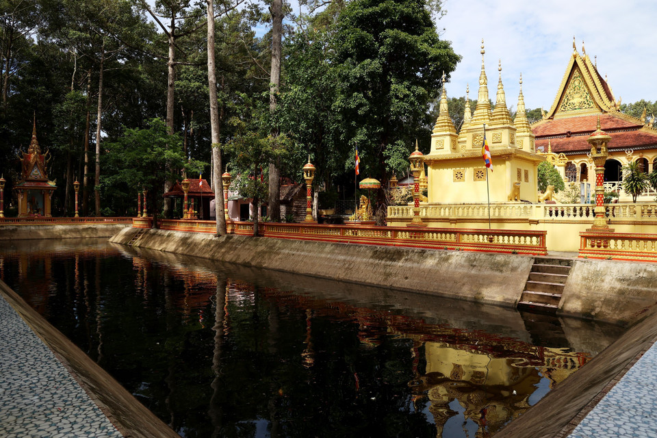 A pond in front of the main hall helps regulate the microclimate within the grounds of Ang Pagoda. (Photo: VNA)