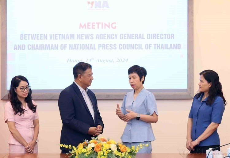 Director General of the Vietnam News Agency Vu Viet Trang receives Chairman of the National Press Council of Thailand Chavarong Limpattamapanee during his visit to Vietnam on August 14, 2024. (Photo: VNA)