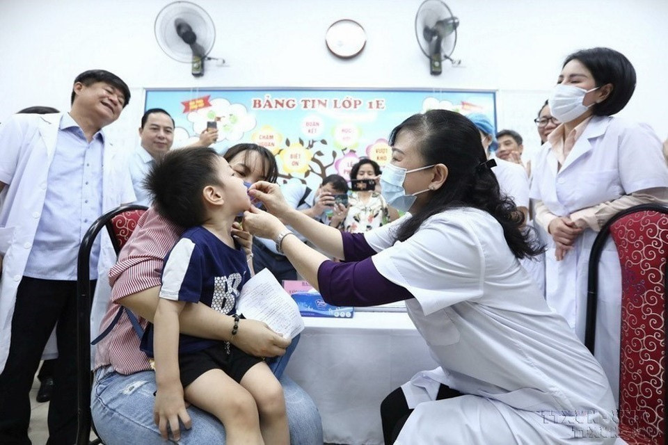 Health Minister Dao Hong Lan gives vitamin A to children on Micronutrient Day, June 1, 2023, in Hanoi. (Photo: VNA)