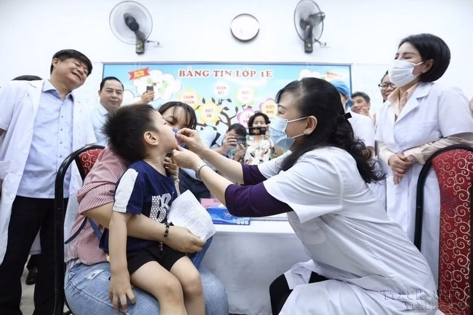 Health Minister Dao Hong Lan gives vitamin A to children on Micronutrient Day, June 1, 2023, in Hanoi. (Photo: VNA)