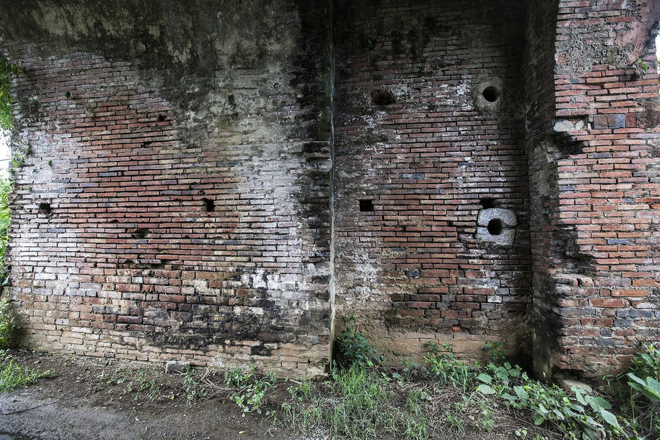 Inside the archway of two gates are square stones with round holes. According to local elders, these stones may have been used to insert locking bars for the citadel gates. (Photo: VNA)