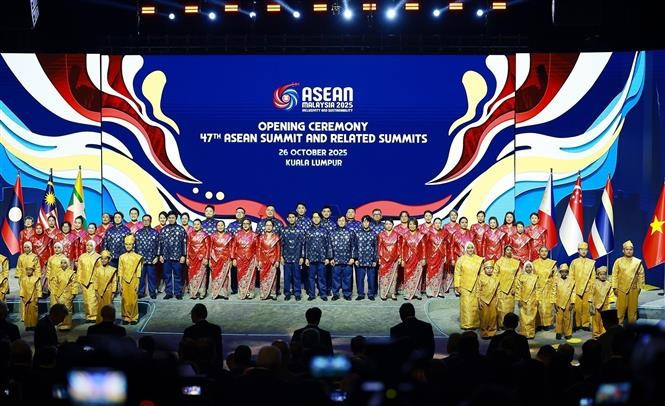 Art performance celebrating the opening ceremony of the 47th ASEAN Summit. (Photo: VNA)