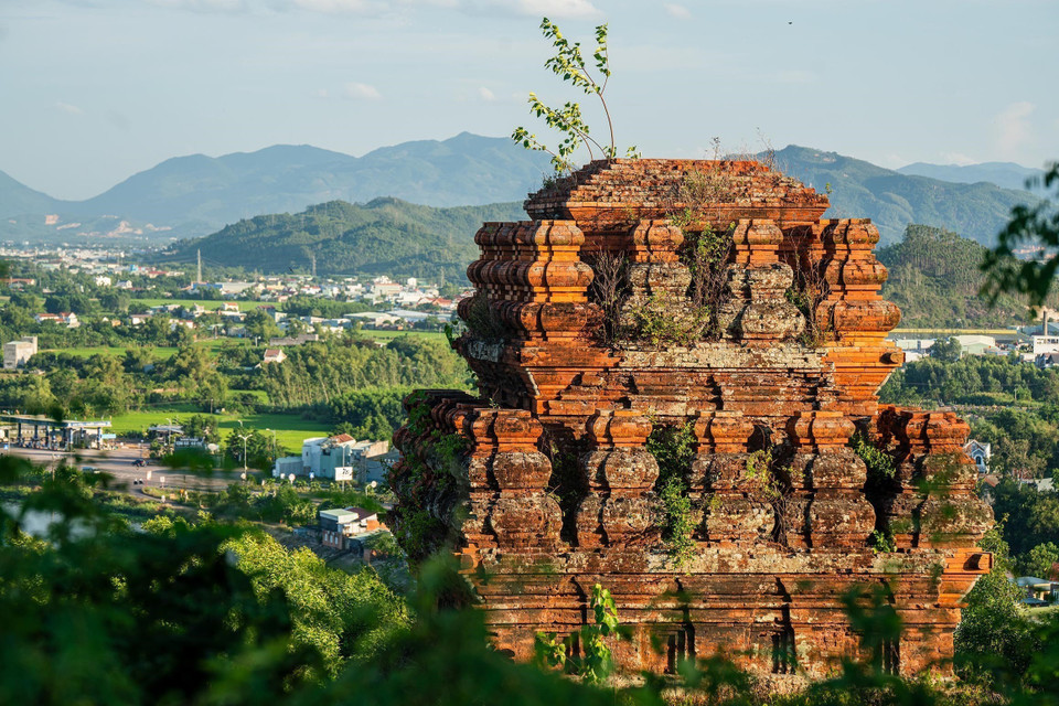 Banh It Towers were constructed in the late 11th to early 12th centuries, during the flourishing Champa Kingdom. This was the peak period of Cham architecture, evident in the motifs, structures, and construction techniques. (Photo: VNA)