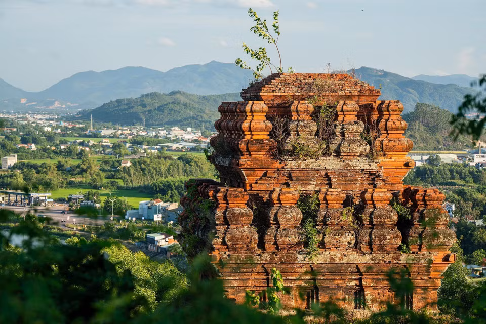 Banh It Towers were constructed in the late 11th to early 12th centuries, during the flourishing Champa Kingdom. This was the peak period of Cham architecture, evident in the motifs, structures, and construction techniques. (Photo: VNA)