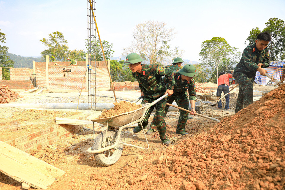 Officers and soldiers of Regiment 741 under Dien Bien Provincial Military Command help people build houses in Muong Pon 2 village. (Photo: VNA)