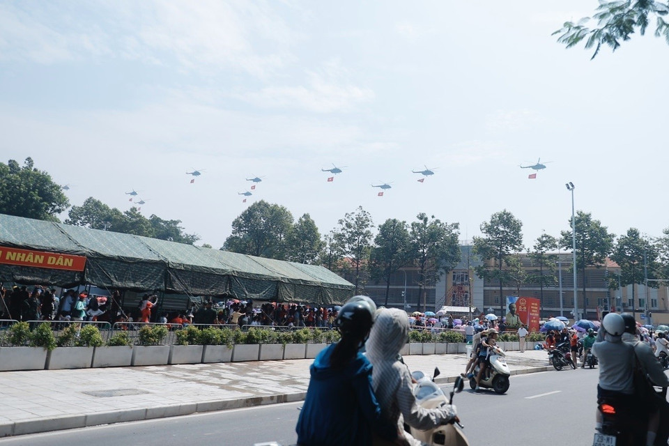 A fleet of helicopters carrying the Party flag and the national flag flies over central Hanoi in rehearsal for the A80 grand celebration. (Photo: VNA)