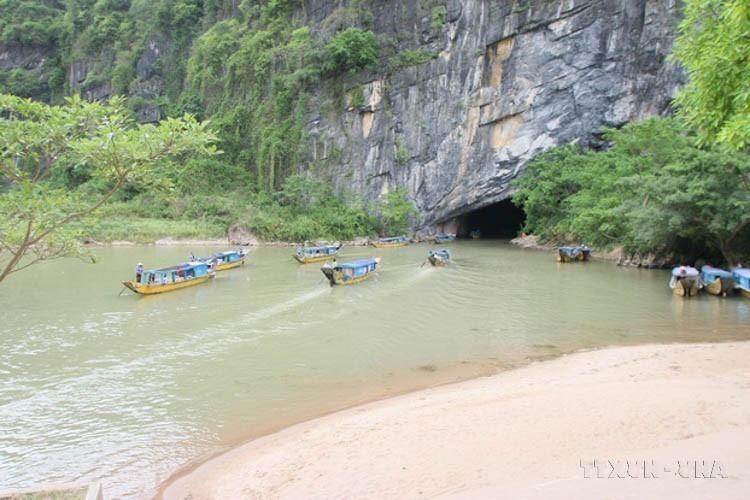 The path leading into Phong Nha Cave. (Photo: VNA)
