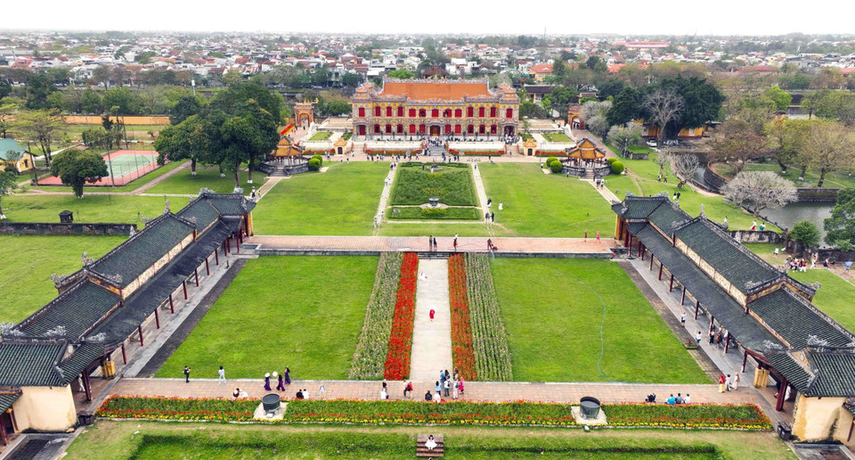 The Hue Imperial Citadel consists of two main areas: The Imperial City and the Forbidden City, each comprising various architectural structures. The Imperial City includes Ngo Mon Gate and Thai Hoa Palace, while the Forbidden City, reserved for the emperor and royal family, includes the Great Palace Gate, Can Chanh Palace, Thai Binh Pavilion, and Dien Tho Residence. (Photo: VNA)