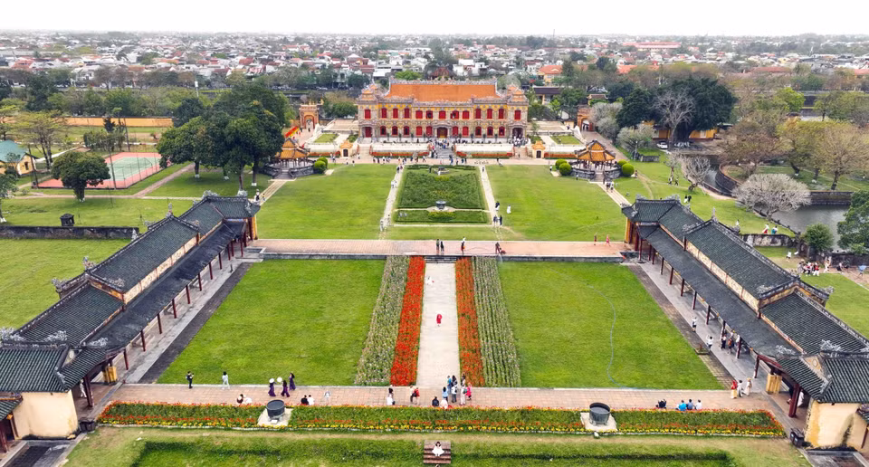 The Hue Imperial Citadel consists of two main areas: The Imperial City and the Forbidden City, each comprising various architectural structures. The Imperial City includes Ngo Mon Gate and Thai Hoa Palace, while the Forbidden City, reserved for the emperor and royal family, includes the Great Palace Gate, Can Chanh Palace, Thai Binh Pavilion, and Dien Tho Residence. (Photo: VNA)