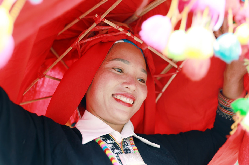 The bride in her traditional costume, with her head covered during the wedding day. (Photo: VNA)