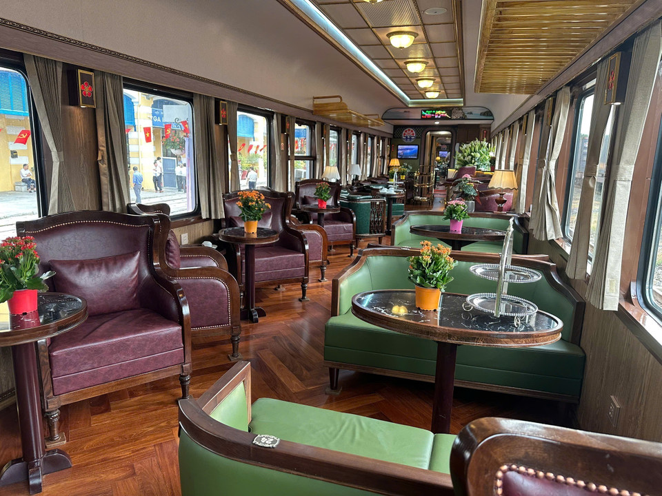 Ticket prices range from 250,000–300,000 VND (9.6-11.5 USD) for VIP seat, 150,000–180,000 VND (5.8-6.9 USD) for first class, and 105,000–130,000 VND (4-5 USD) for standard class. (Photo: VNA)