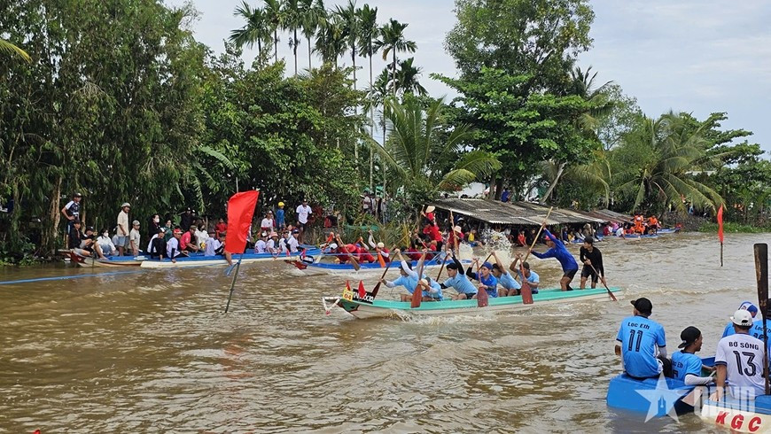 Each composite hull carries eight rowers, battling fiercely. (Photo: VOV)