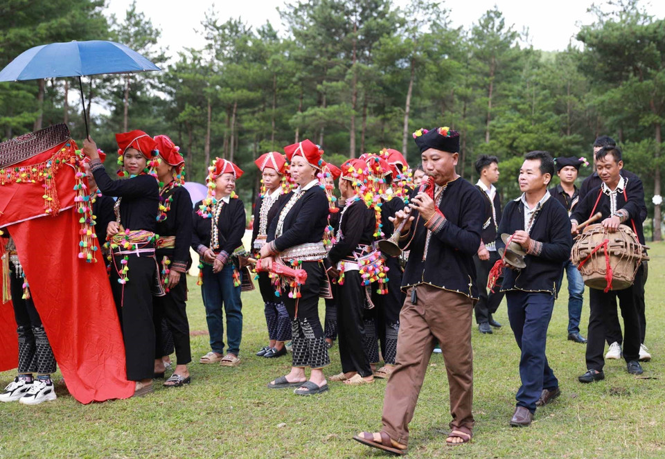 The horns are played continuously along the entire procession route. (Photo: VNA)