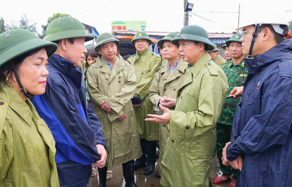 Deputy Prime Minister Tran Hong Ha inspects storm preparedness efforts in Hai Phong city. (Photo: VNA)