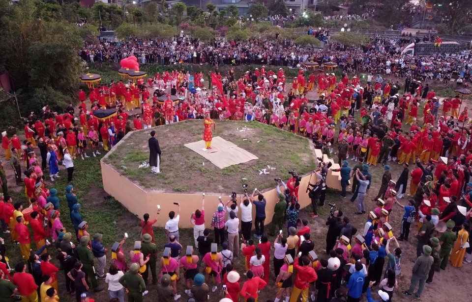 Re-enactment of the "Soi Bia" battle in which Saint Giong's forces claim complete victory. (Photo: VNA)