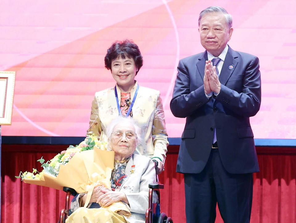 Party General Secretary To Lam presents the title of Hero of Labour to Nguyen Thi Binh, former Vice State President, and former Foreign Minister of the Provisional Revolutionary Government of the Republic of South Vietnam. (Photo: VNA)