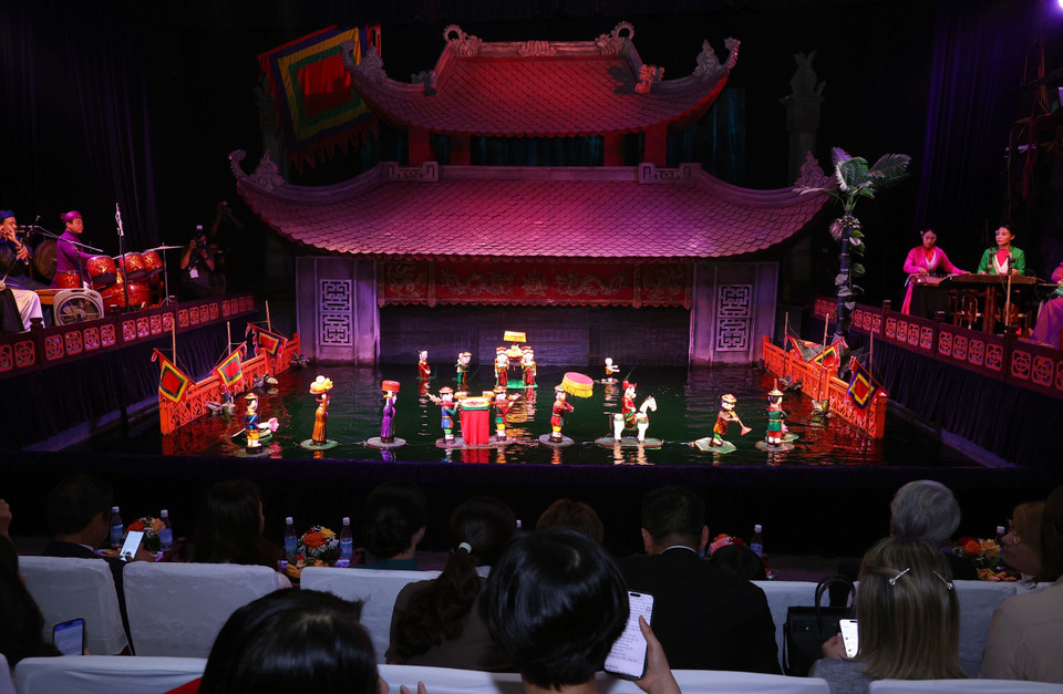 The two spouses enjoy traditional water puppet performances. (Photo: VNA)