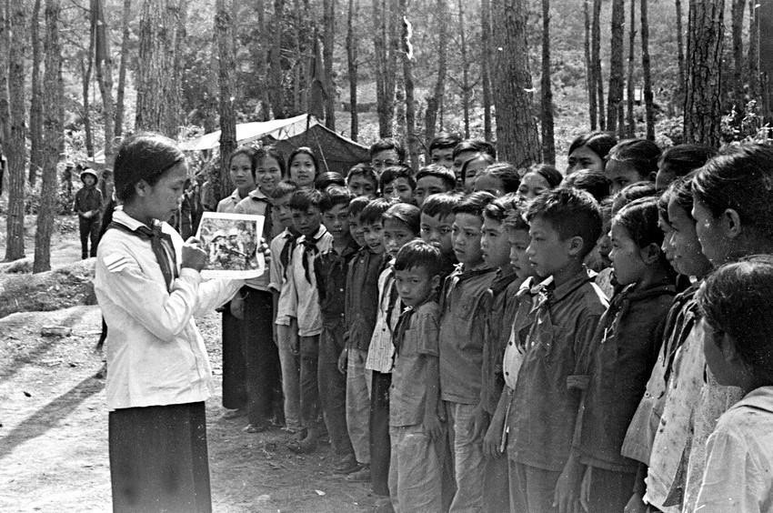Nguyen Tuy Lan, Uncle Ho's good child, introduces images of the tenacious fight of the liberation army to Ho Chi Minh Young Pioneer Organization members participating at the "Dong Thap Muoi" Summer Camp in Ha Lam mining area (1968). (Photo: VNA)