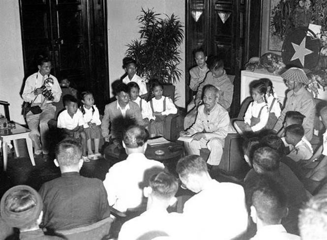 President Ho Chi Minh receives a delegation of Hanoi citizens on October 16, 1954. (File photo: VNA)