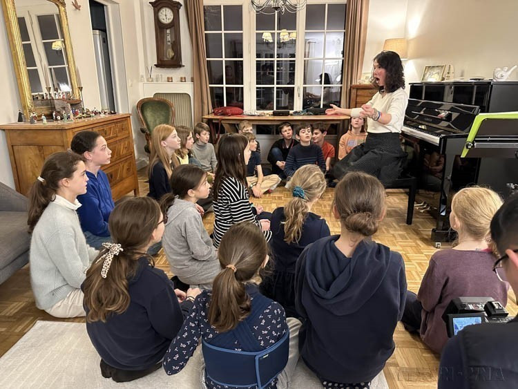 The Choeur Tim choir of children in the city of Versailles (France) was established in March 2023, with about 30 members, children aged 8 to 12, from French, French-Vietnamese and Vietnamese families in the city. The Choeur Tim choir has participated in many concerts and festivals with many performances combining traditional and modern songs, in Vietnamese and French. (Photo: VNA)