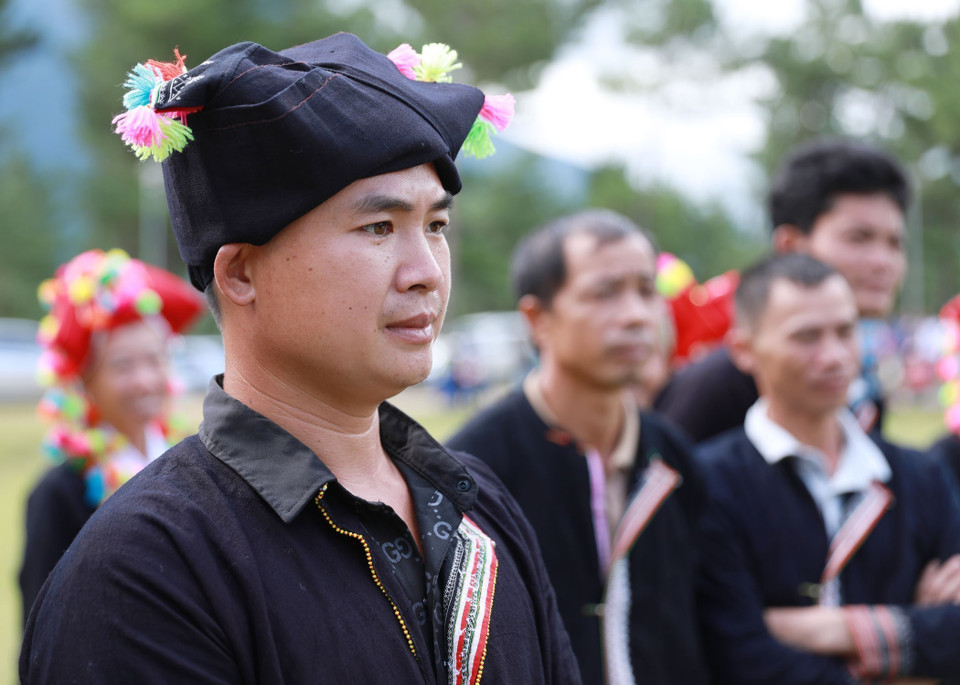 The groom in his traditional Red Dao wedding attire. (Photo: VNA)