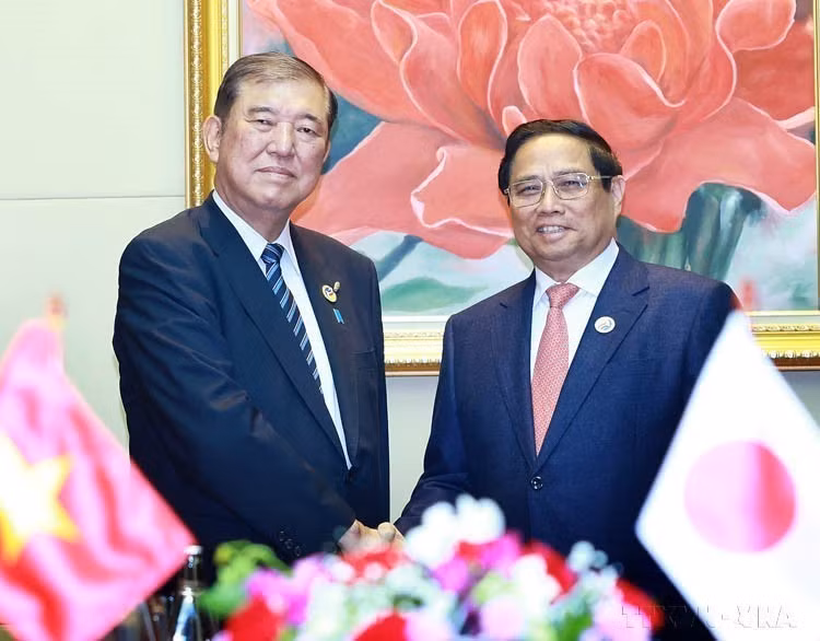 During the 44th and 45th ASEAN Summits and related meetings in Vientiane, Laos, Prime Minister Pham Minh Chinh met with Japanese Prime Minister Shigeru Ishiba on the morning of October 11, 2024. (Photo: VNA)