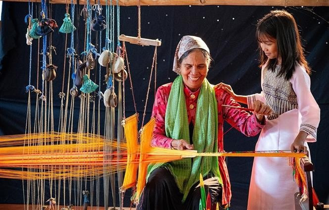 The weaving craft in My Nghiep village is mainly practiced by women, passed down from mothers to daughters. (Photo: VNA)